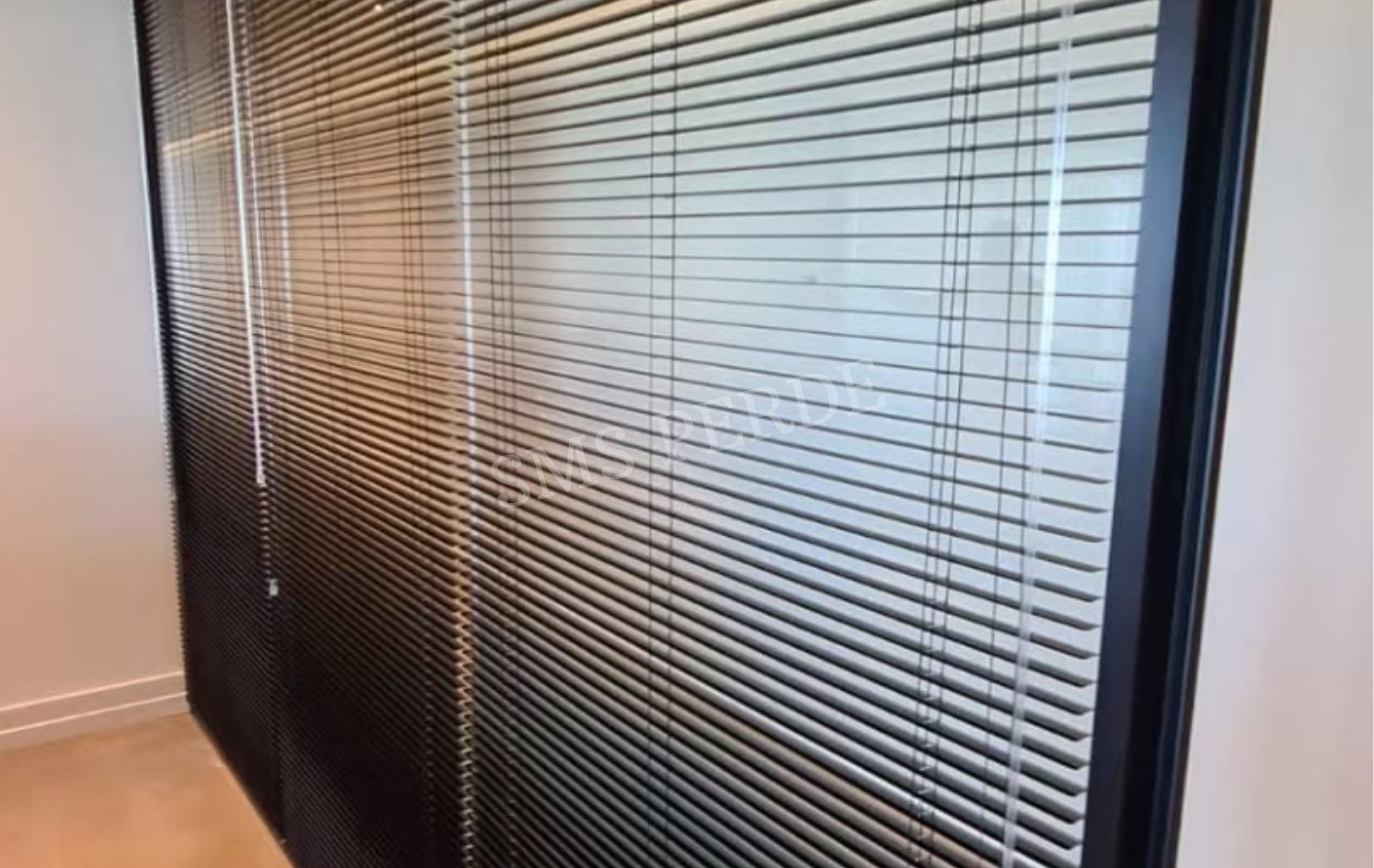 Alüminyum jaluzi perde modeli ofis uygulaması örneği
