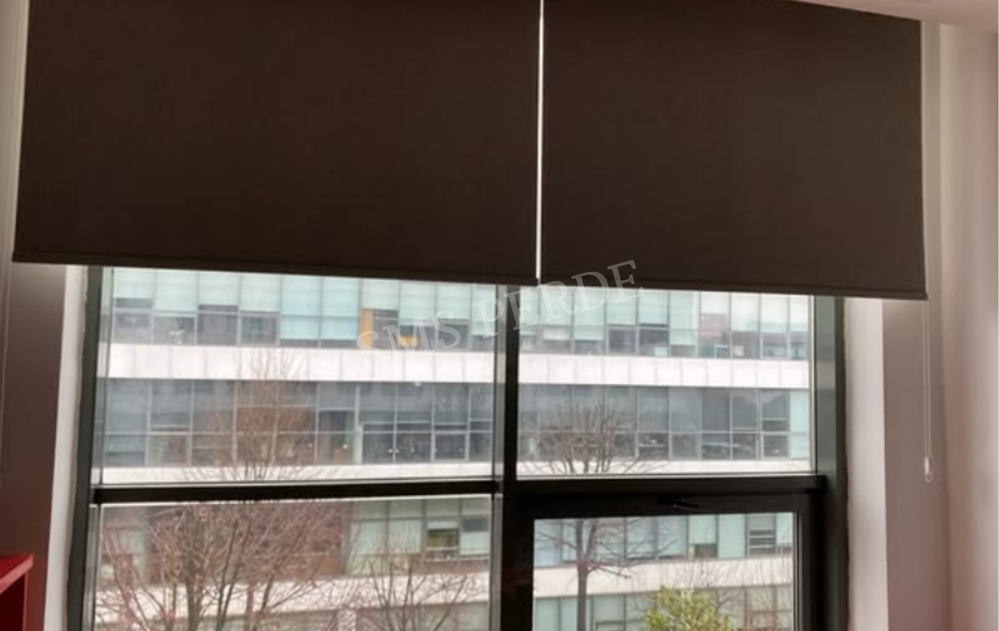 Blackout karartma stor perde modeli ile tam karartma örneği