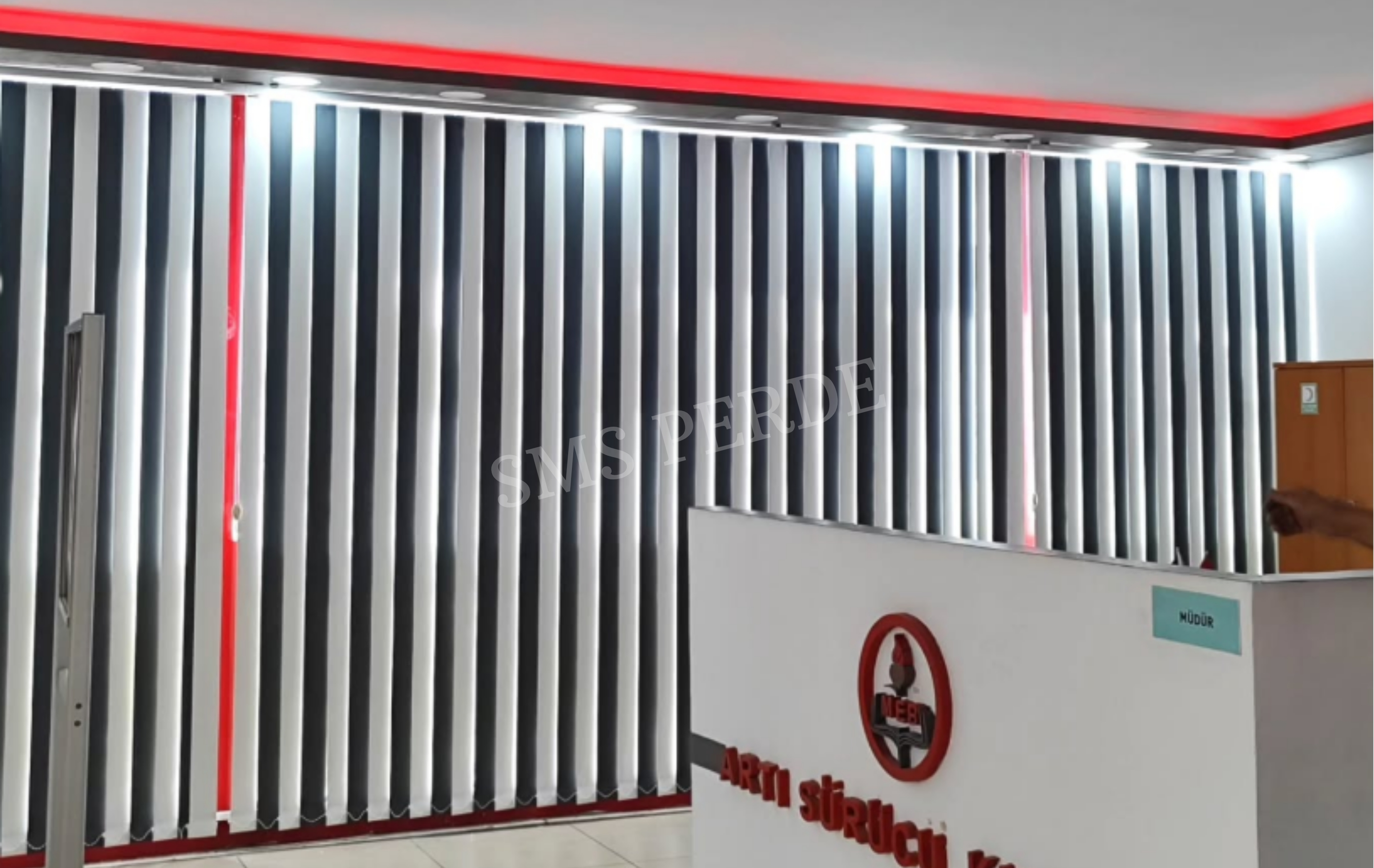 PVC ve kumaş dikey perde ofis uygulama örneği