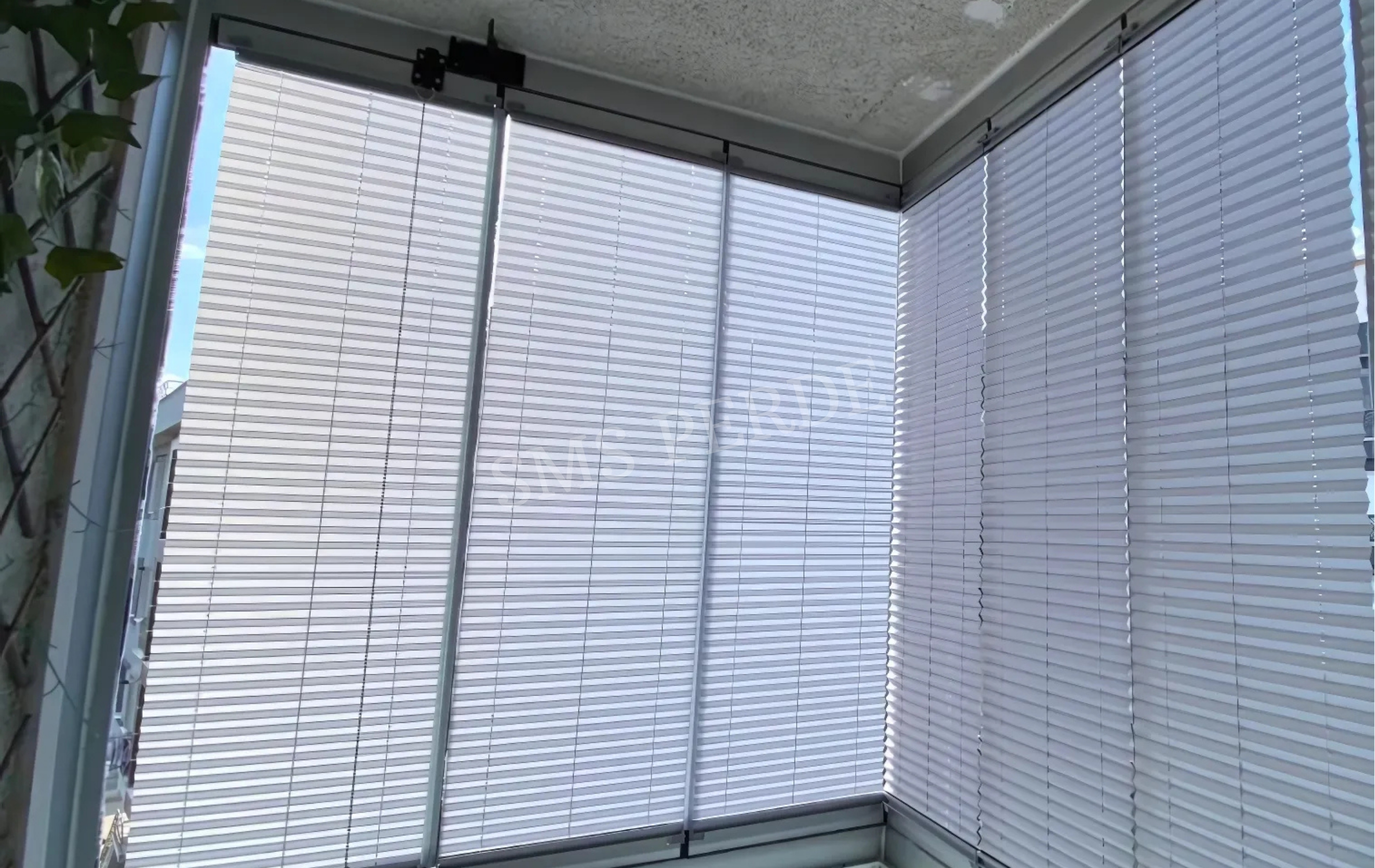 Cam balkon uygulamalı plicell perde örneği
