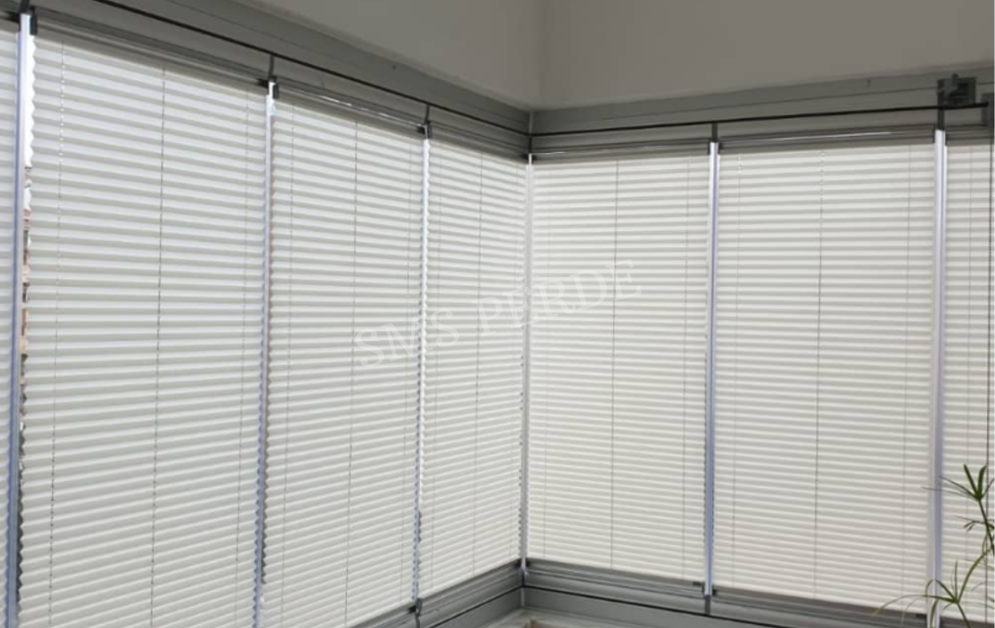 Cam balkon uygulamalı plicell perde örneği