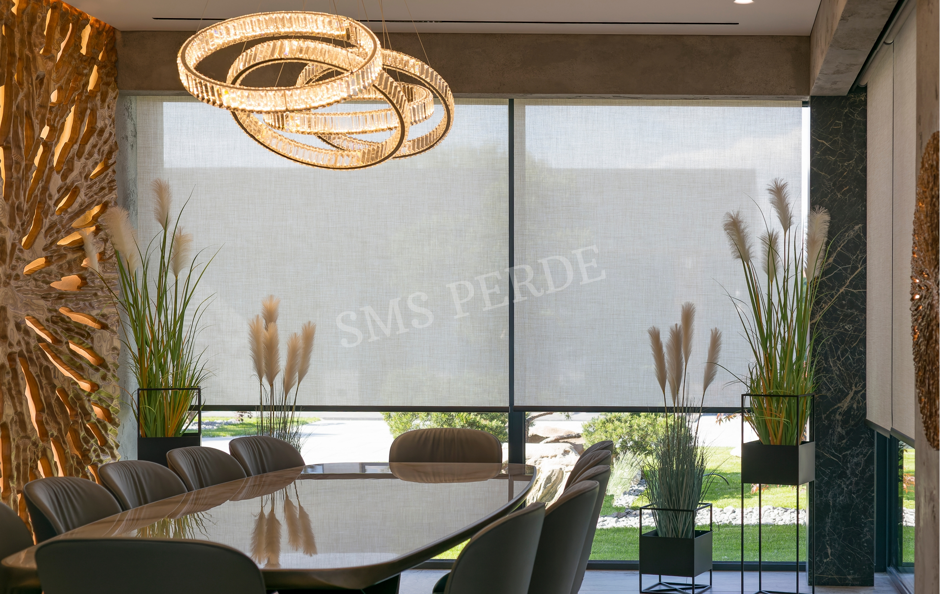 Sun screen perde modelleri ile gün ışığı filtreleme örneği